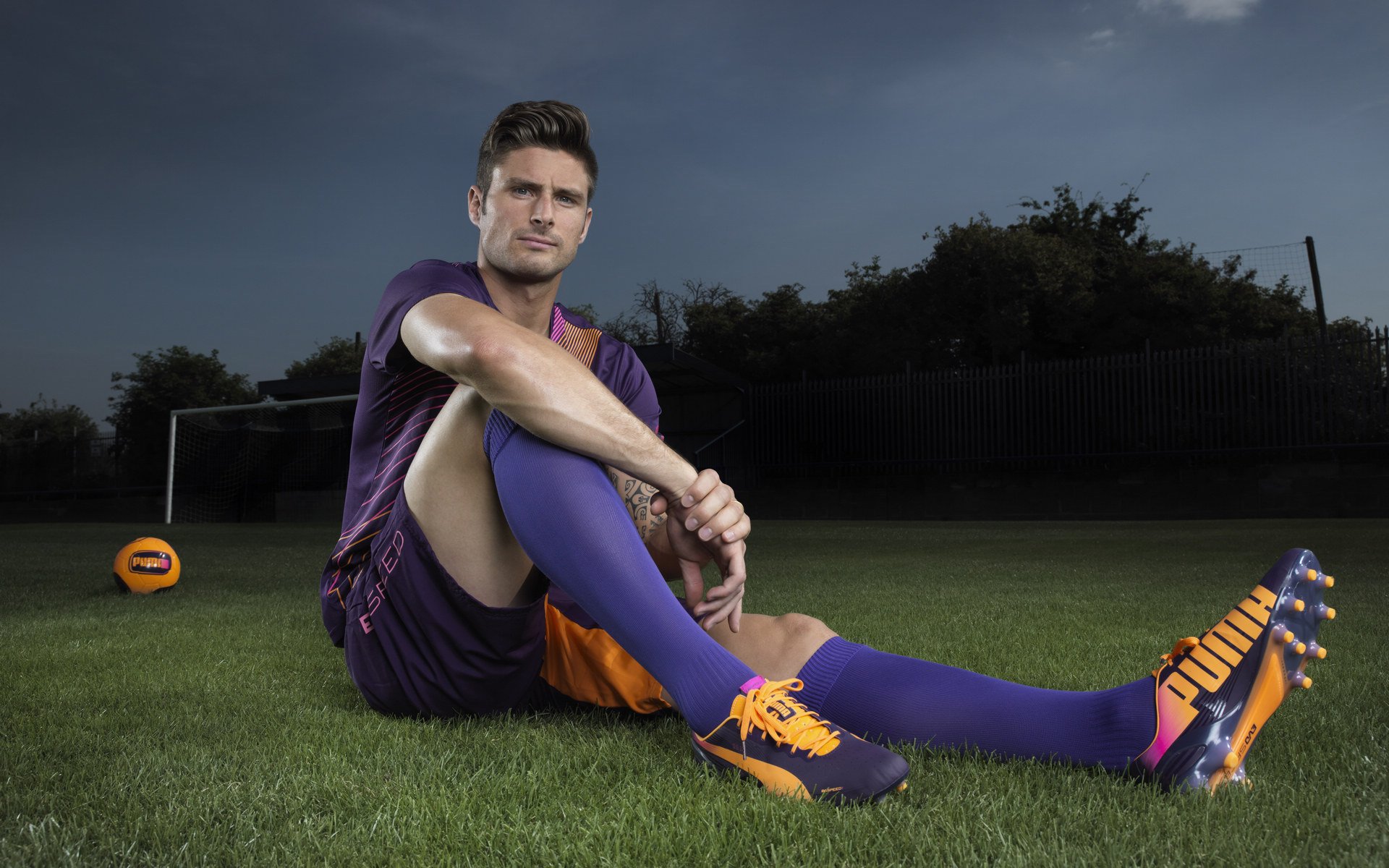 街头自由式足球对抗赛 花式盘带与颠球炫技吸睛无数